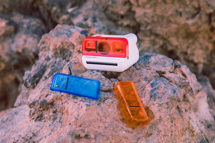 Камера Polaroid Go и цветные фильтры во время творческой съёмки на природе