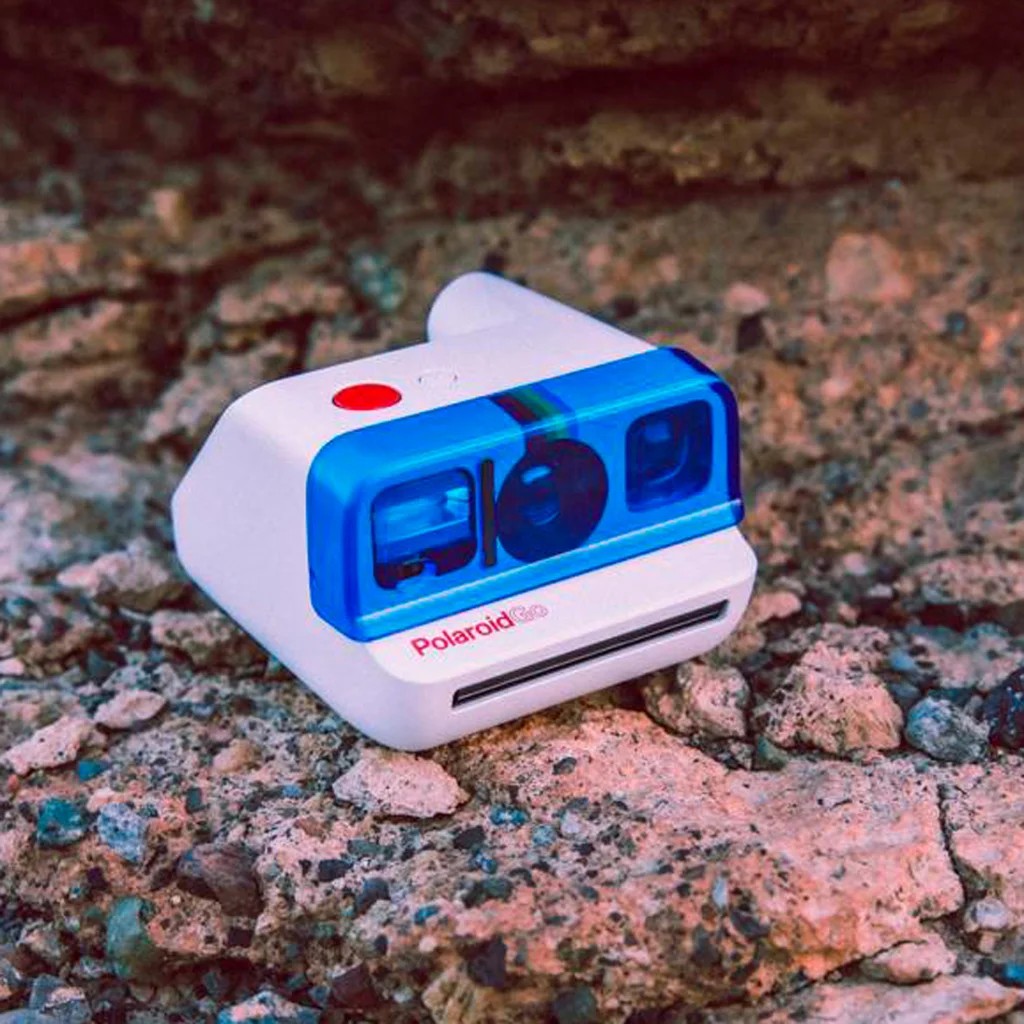 Синий фильтр Polaroid Go Color Filter Set на камере во время съёмки на природе