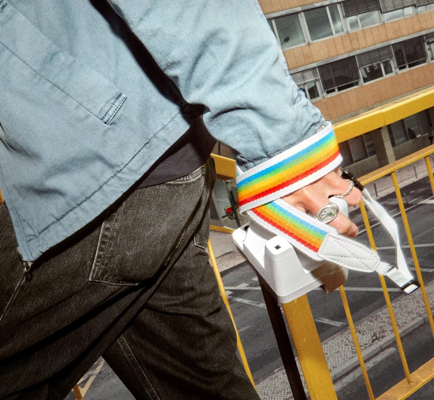 Polaroid Camera Strap Flat Rainbow White на камере Polaroid