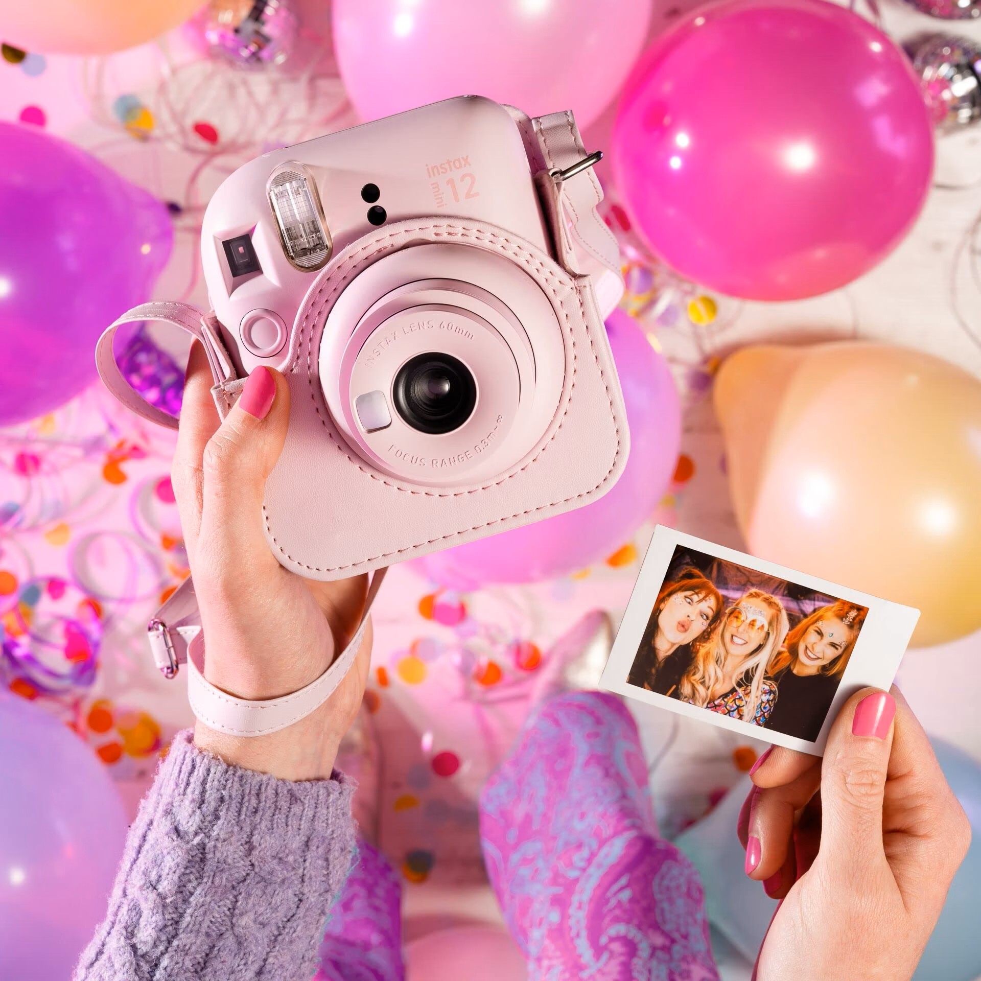 Fujifilm INSTAX Mini 12 у захисному чохлі