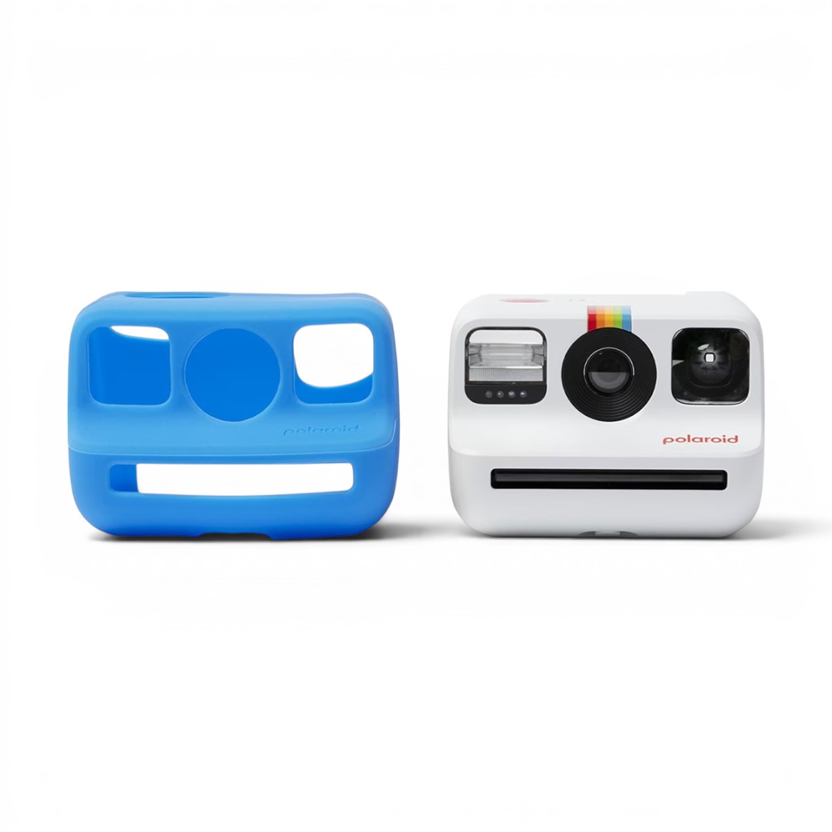 Чохол Polaroid Go Silicone Camera Skin поруч із моментальною камерою Polaroid Go