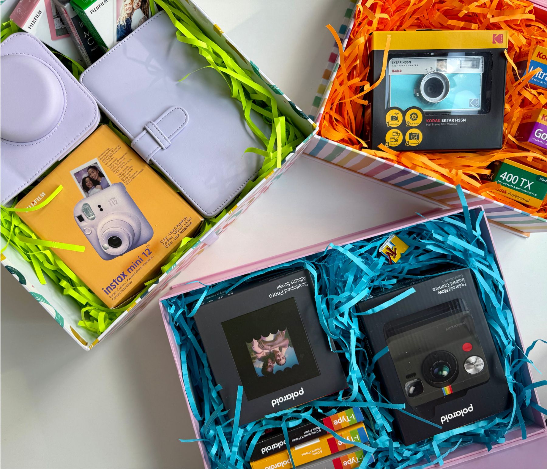Подарункові набори камер миттєвої фотографії Polaroid та Fujifilm Instax