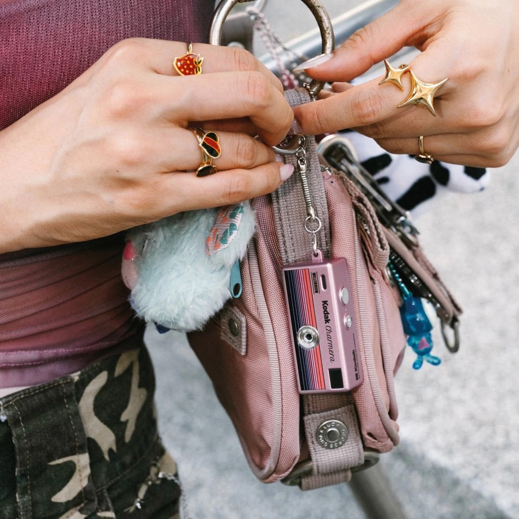 Kodak Charmera Millennium Edition з усіх боків, екран, USB-C і слот microSD