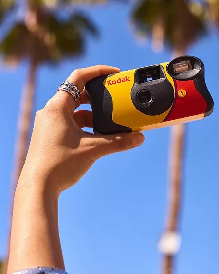 Одноразова камера Kodak FunSaver Max 800 у руці під час подорожі