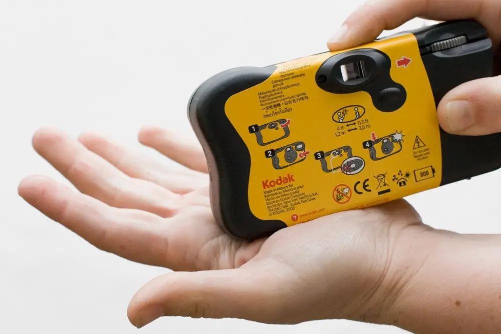 Kodak FunSaver Max 800 у долонях і задня інструкція з використання камери
