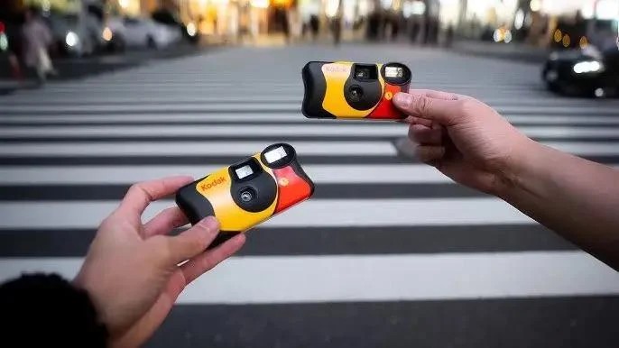 Дві одноразові камери Kodak FunSaver Max 800 під час міської прогулянки