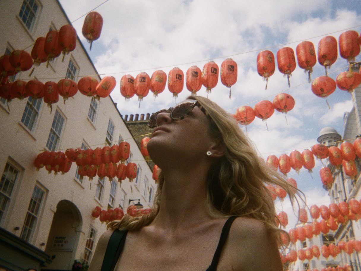 Приклад атмосферного портрета з червоними ліхтарями, знятого на Kodak FunSaver Max 800