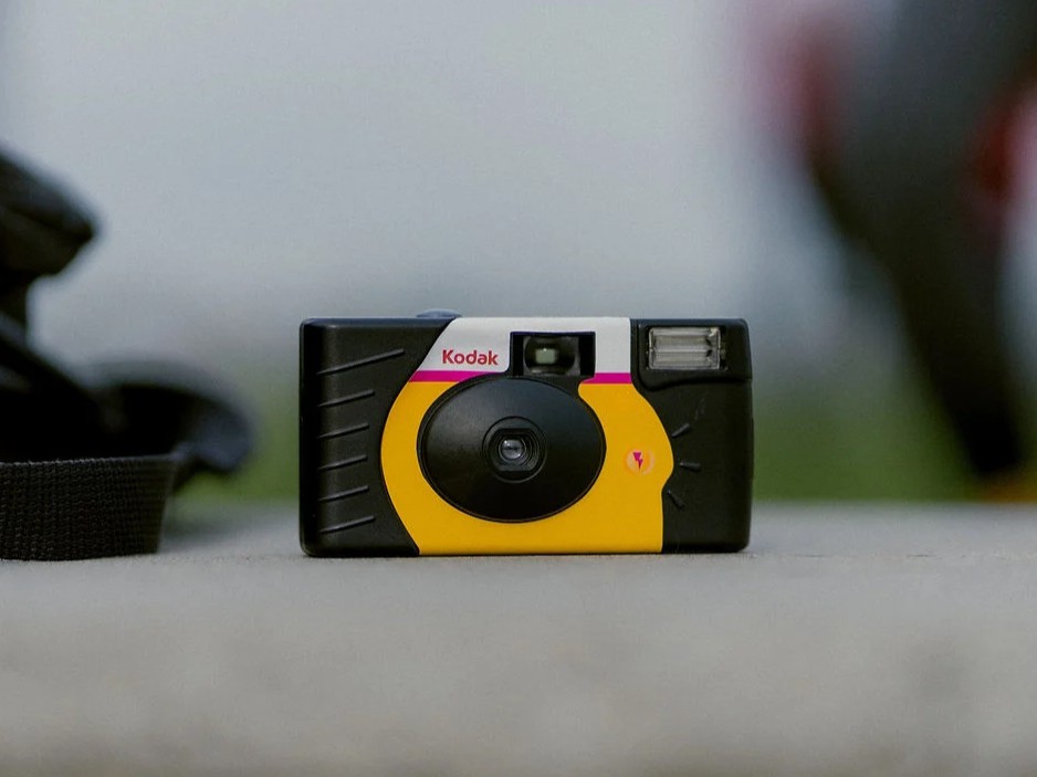 Одноразовая плёночная камера Kodak Power Flash в повседневной атмосфере