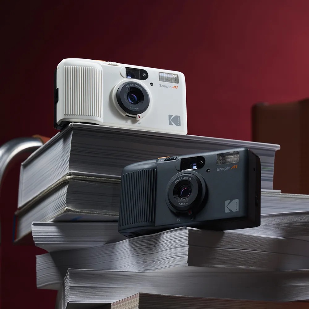 Kodak Snapic A1 Rhino Grey та Ivory White у ретростилі