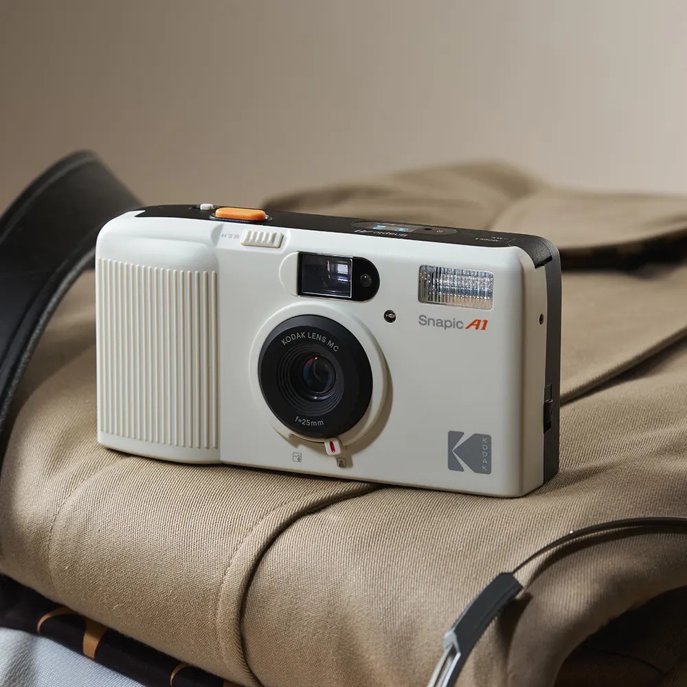 Аналогова камера Kodak Snapic A1 Rhino Ivory White у подорожі