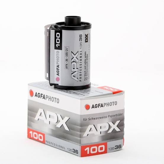 Черно-белая фотопленка AgfaPhoto APX 100 формата 135 на 36 кадров