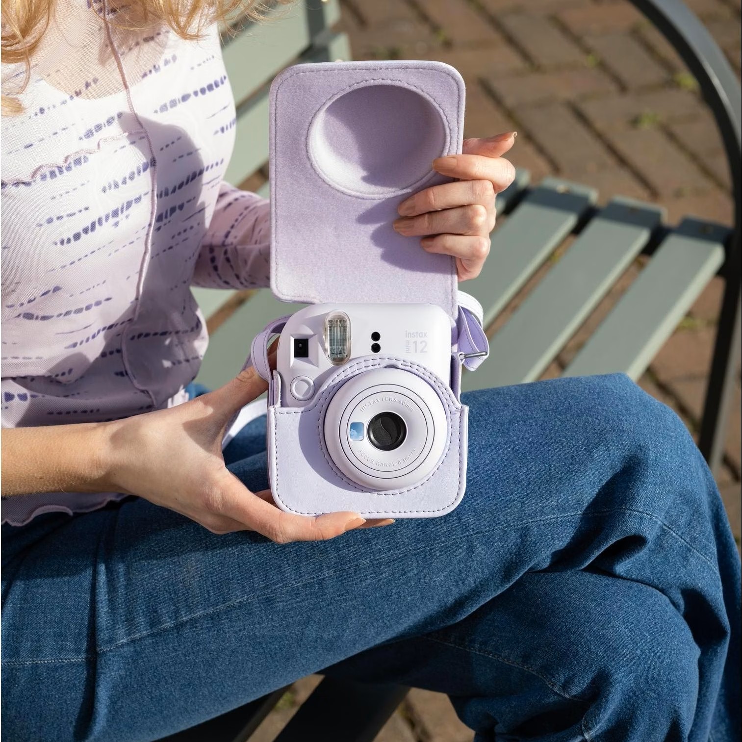 Використання Fujifilm INSTAX Mini 12 у чохлі зі знімною верхньою кришкою