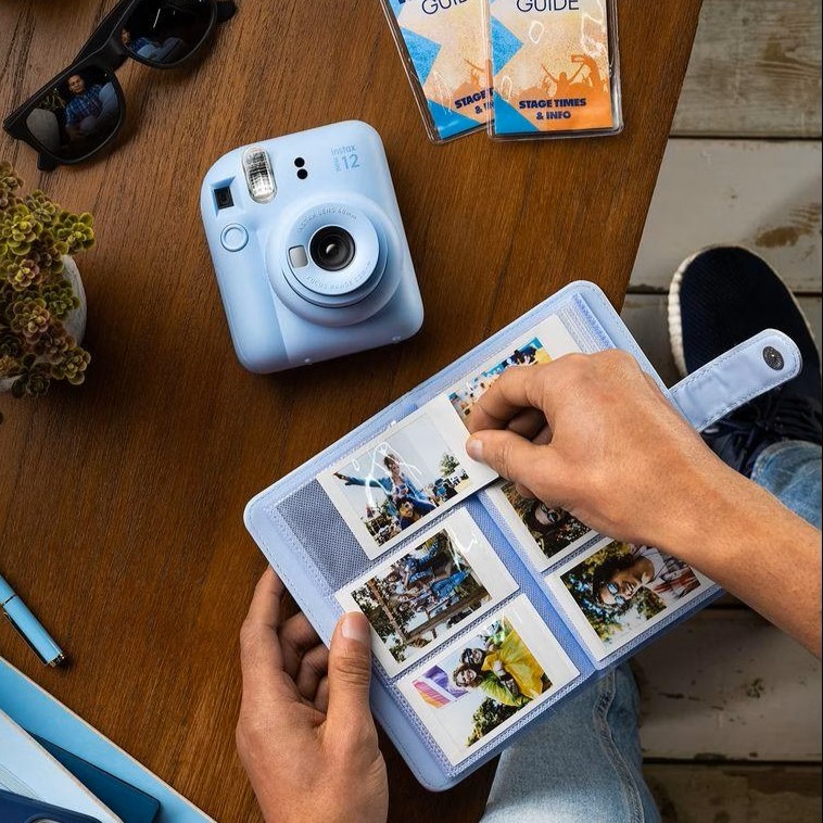 Фотоальбом INSTAX Mini у використанні та камера, яка не входить до подарункового набору №3