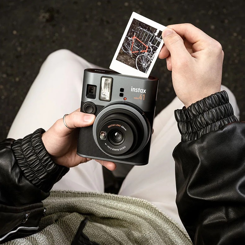 Съемка на Fujifilm INSTAX MINI 41 и зеркало для селфи рядом с объективом