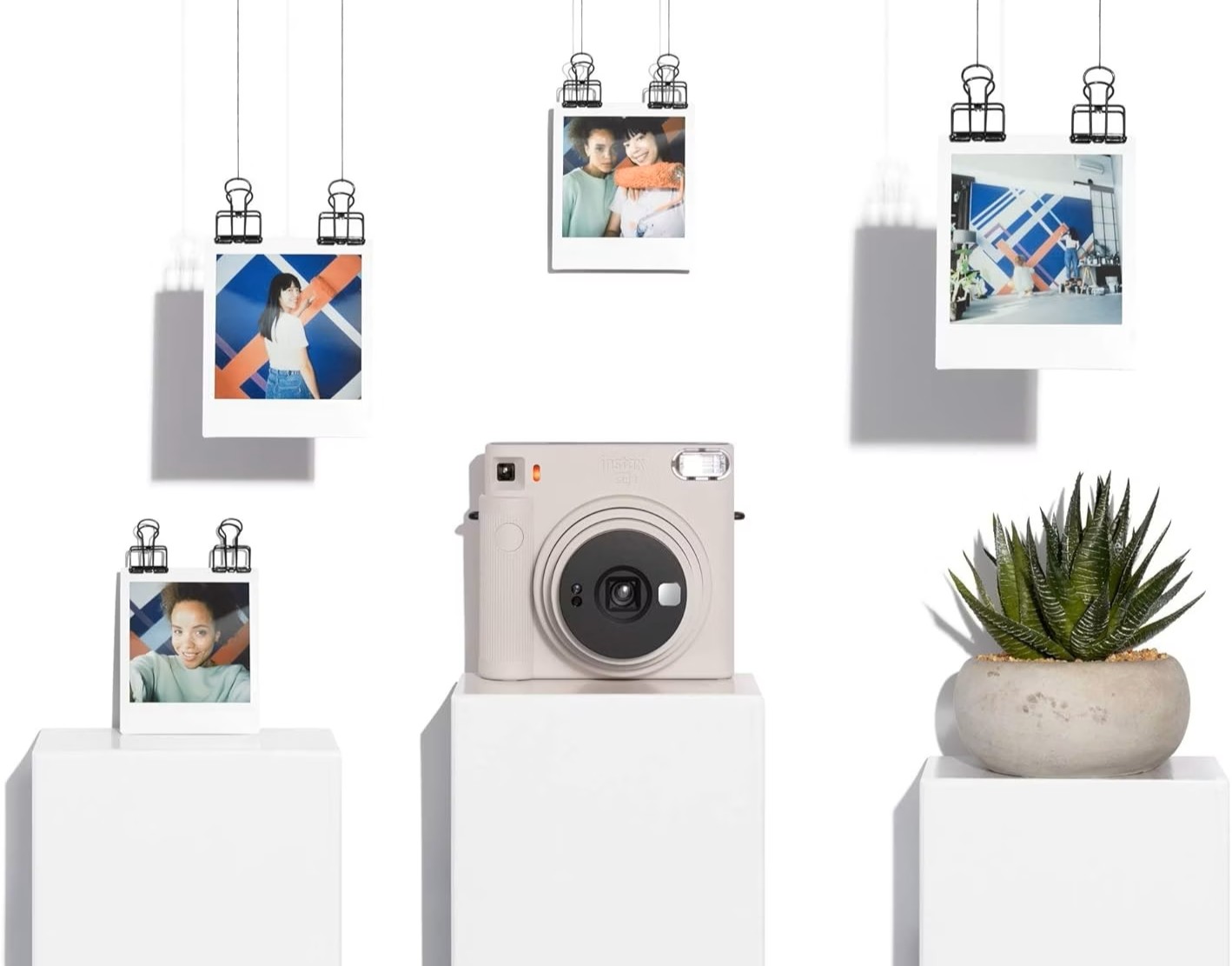 Fujifilm INSTAX SQUARE SQ1 Chalk White среди квадратных фотографий