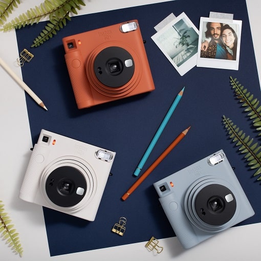 Камеры Fujifilm INSTAX SQUARE SQ1 в разных цветах с квадратными фотографиями