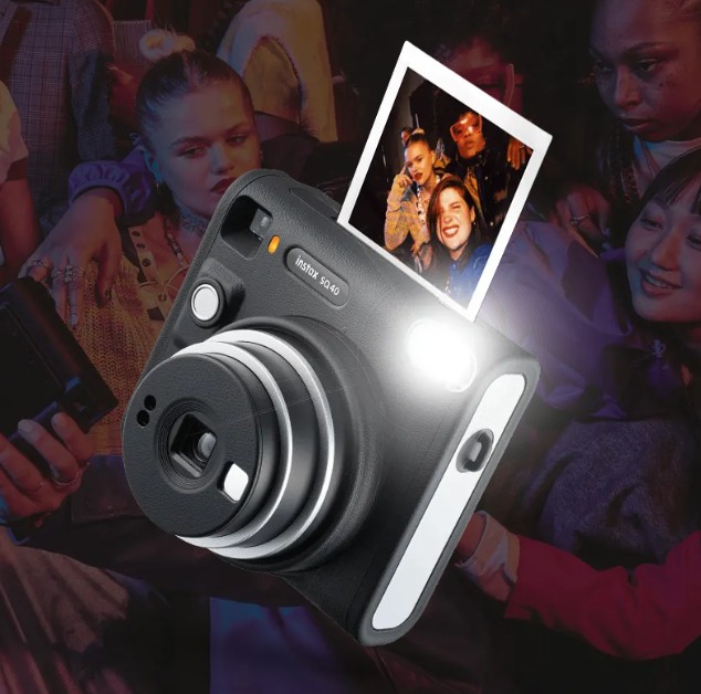 Fujifilm INSTAX SQUARE SQ40 зі спалахом під час вечірки