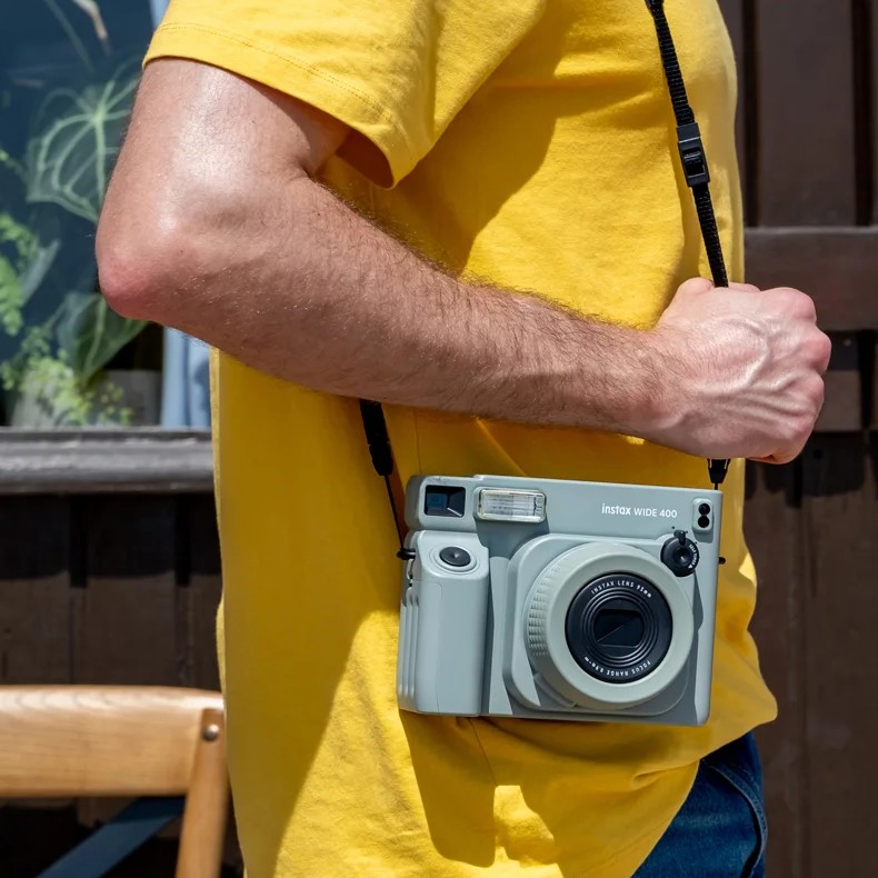 Fujifilm INSTAX WIDE 400 Green на плечевом ремне