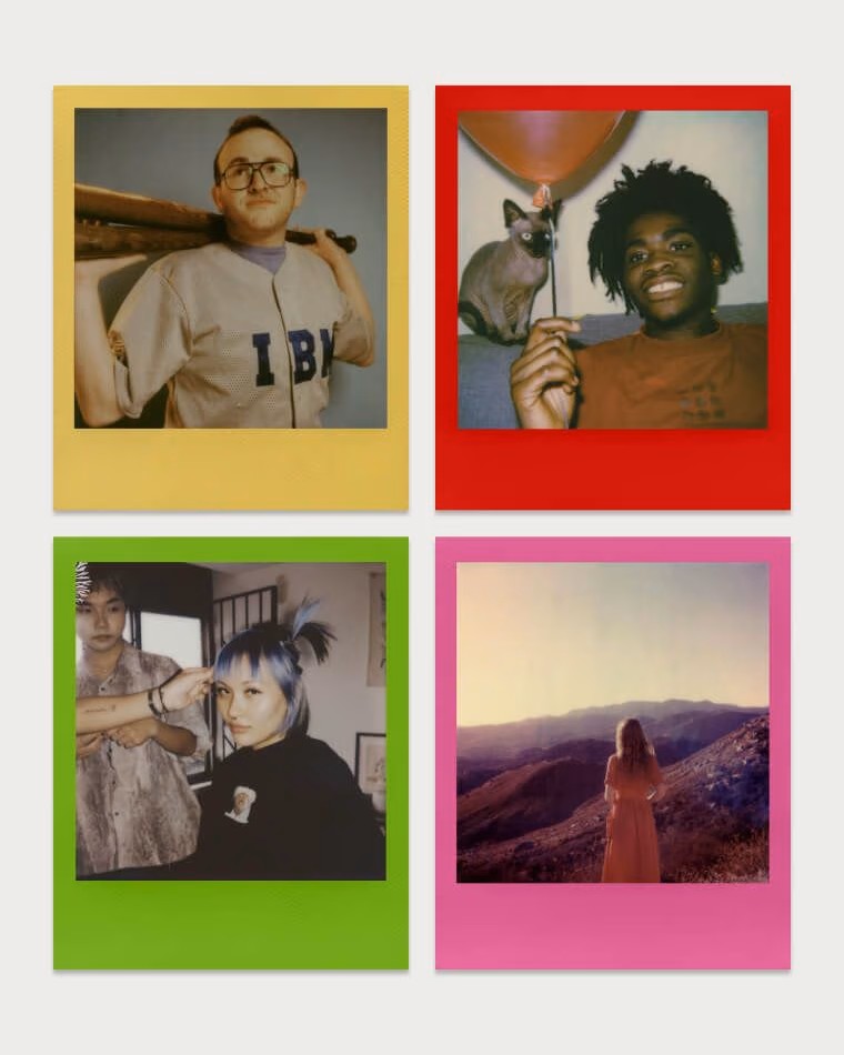 Приклади Polaroid Color i-Type Color Frames Film з різними кольоровими рамками