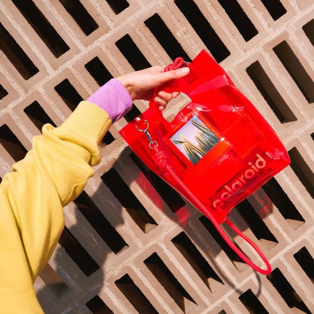 Polaroid Bucket Bag Red у руці на прогулянці