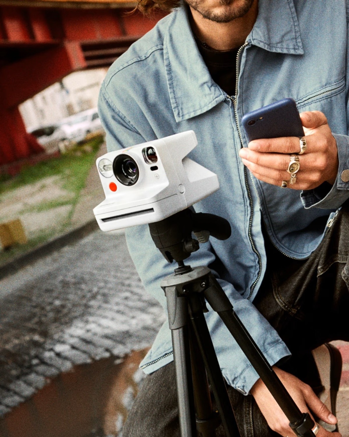 Камера Polaroid Now+ Gen 3 на штативі для творчої зйомки