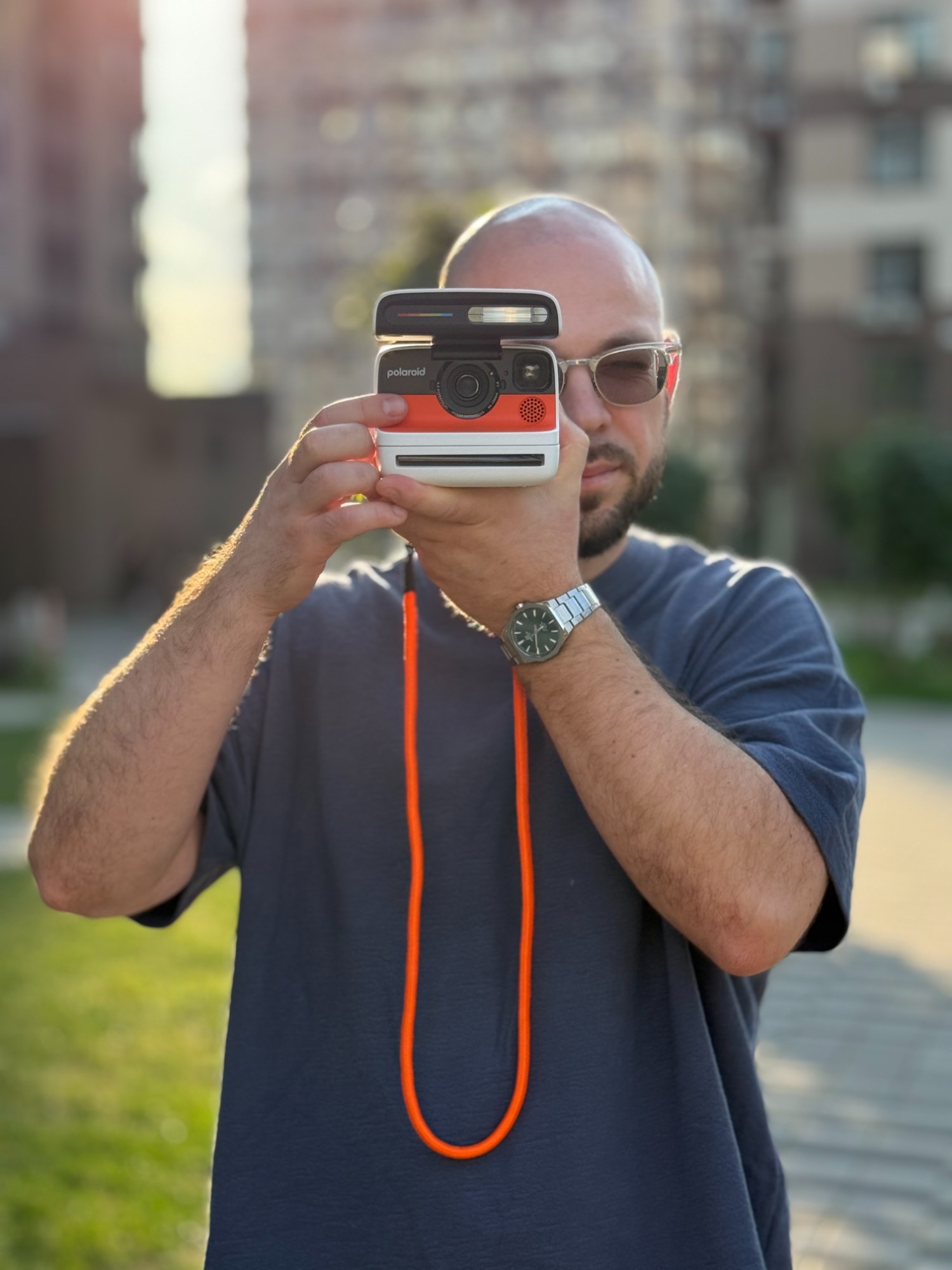 Володимир з камерою Polaroid
