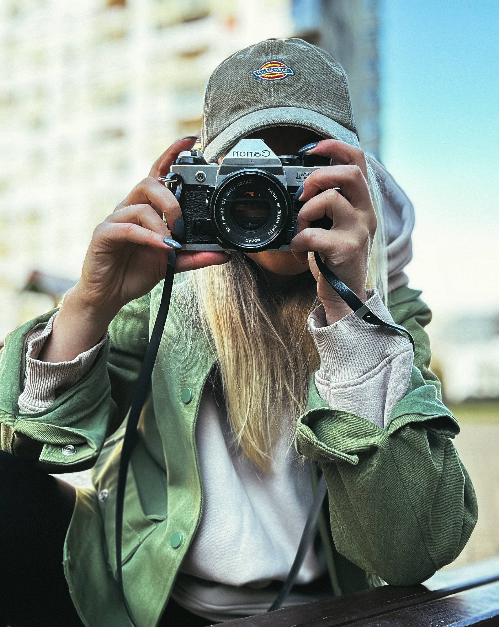 Анастасія з плівковою камерою Canon AE-1