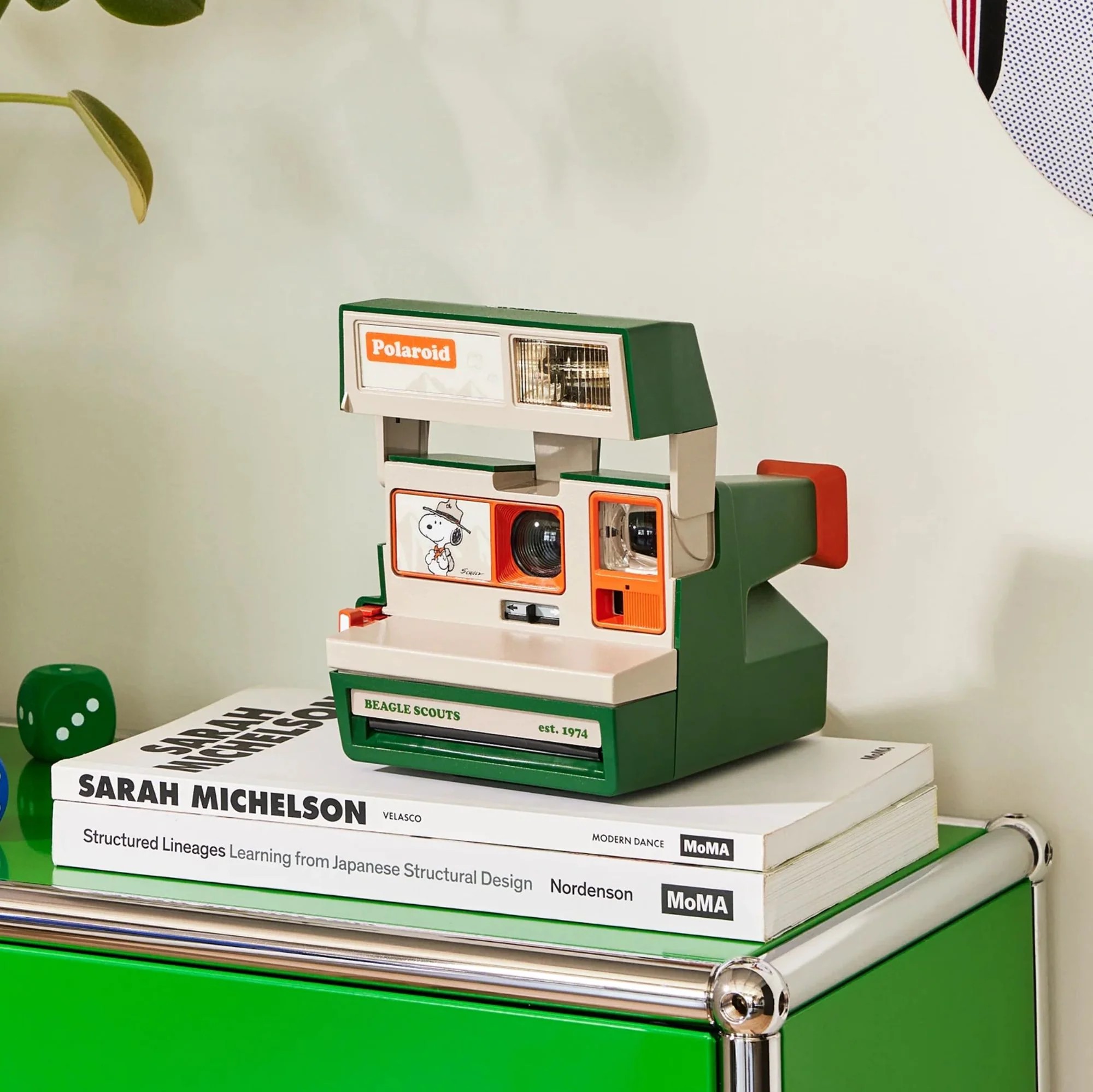 Retrospekt Polaroid 600 Peanuts Beagle Scouts в интерьере как коллекционная камера и дизайн-объект