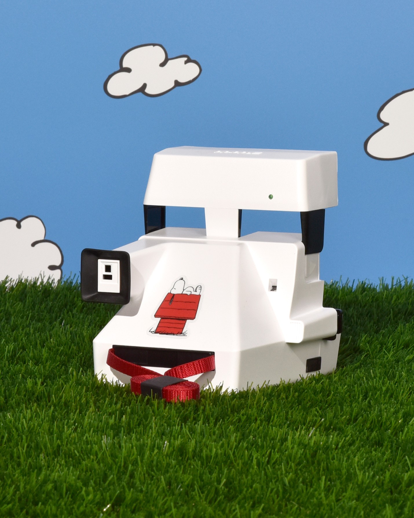 Задня частина камери миттєвого друку Retrospekt Polaroid 600 Snoopy з червоним ремінцем і графікою Snoopy